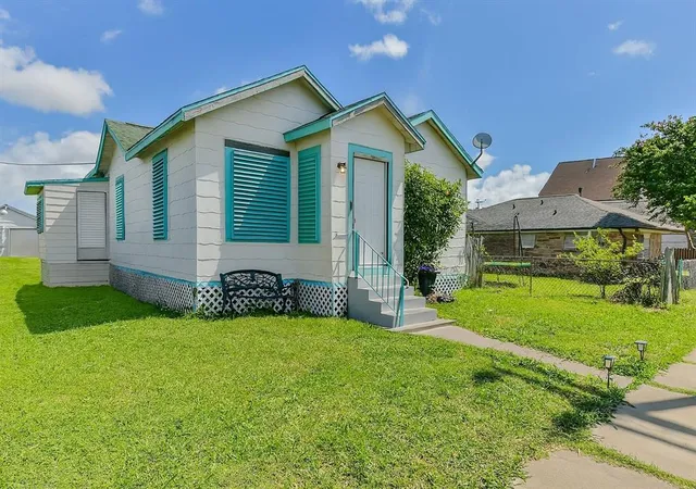 Photo 2 of Single family home for sale at 5220 Avenue K, Galveston, TX 77551 | MLS# 9431374 | Listing updated on 2026-09-18