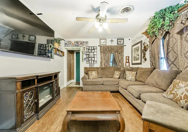 Photo 3 of Single family home for sale at 5220 Avenue K, Galveston, TX 77551 | MLS# 9431374 | Listing updated on 2026-09-18