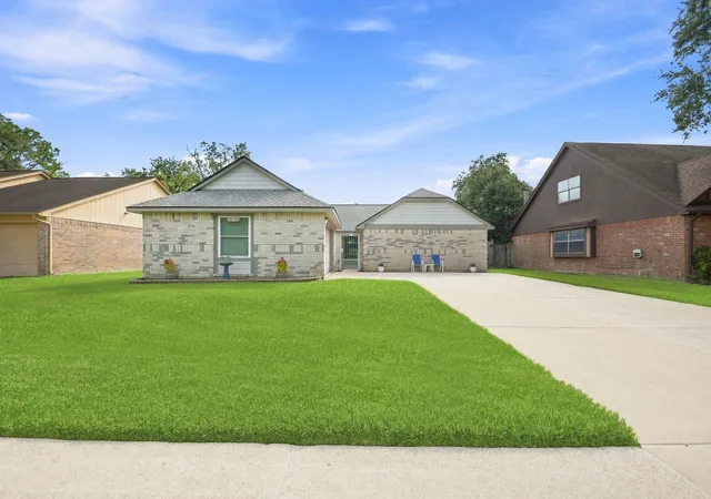2nd image of 16738 Barkentine Ln, Friendswood, TX 77546 | MLS# 26222327