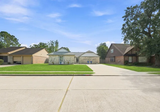 3rd image of 16738 Barkentine Ln, Friendswood, TX 77546 | MLS# 26222327