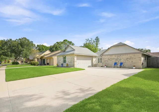4th image of 16738 Barkentine Ln, Friendswood, TX 77546 | MLS# 26222327