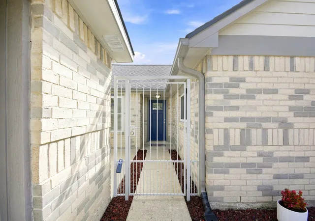 5th image of 16738 Barkentine Ln, Friendswood, TX 77546 | MLS# 26222327