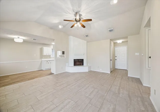 4th image of 1113 Canyon Springs Dr, La Porte, TX 77571 | MLS# 82086318