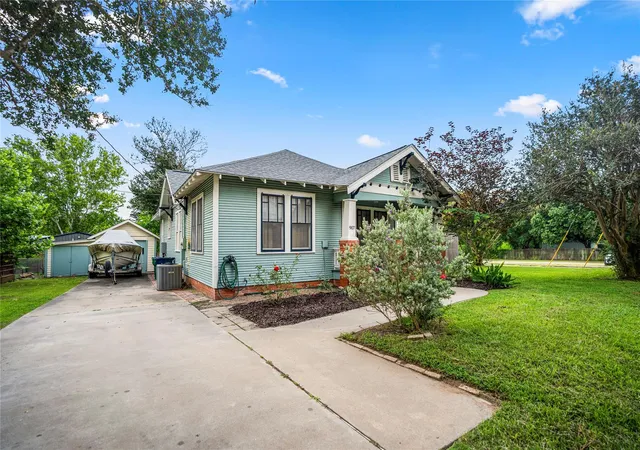 Homes for sale in Brenham, TX | 907 Clinton St, Brenham, TX 77833 | MLS# 10136585