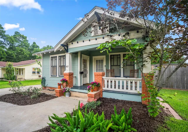 Homes for sale in Brenham, TX | 907 Clinton St, Brenham, TX 77833 | MLS# 10136585