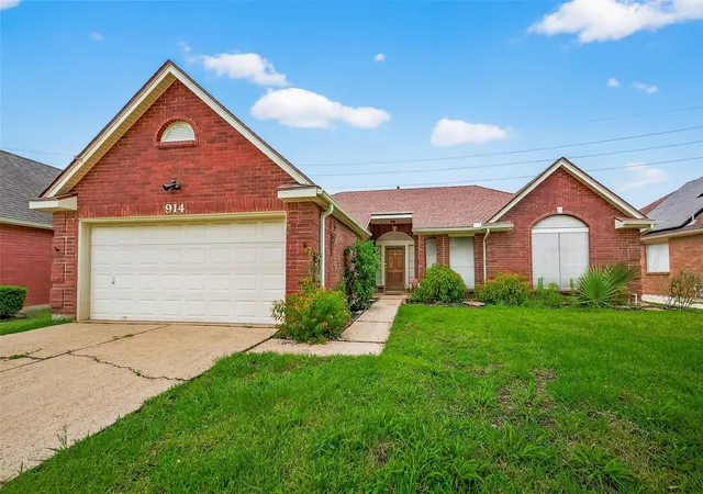 1st image of 914 W Peach Hollow Cir, Pearland, TX 77584 | MLS# 29703050