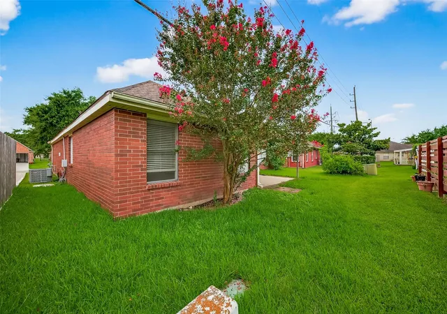 Photo 27 of Single family home for sale at 914 W Peach Holw Cir, Pearland, TX 77584 | MLS# 29703050 | Listing updated on 2026-09-12