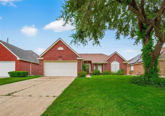 2nd image of 914 W Peach Hollow Cir, Pearland, TX 77584 | MLS# 29703050