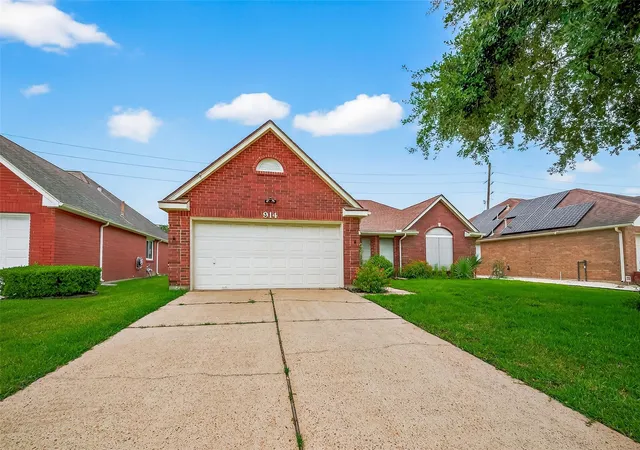 Photo 3 of Single family home for sale at 914 W Peach Holw Cir, Pearland, TX 77584 | MLS# 29703050 | Listing updated on 2026-09-12