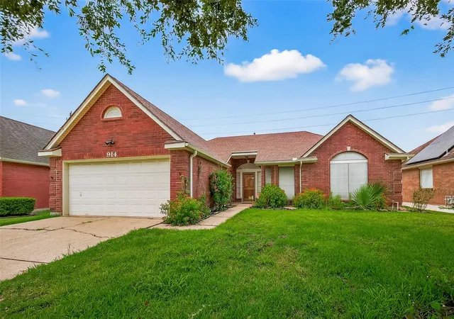 Photo 3 of Single family home for sale at 914 W Peach Holw Cir, Pearland, TX 77584 | MLS# 29703050 | Listing updated on 2026-09-12