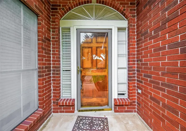 Photo 4 of Single family home for sale at 914 W Peach Holw Cir, Pearland, TX 77584 | MLS# 29703050 | Listing updated on 2026-09-12