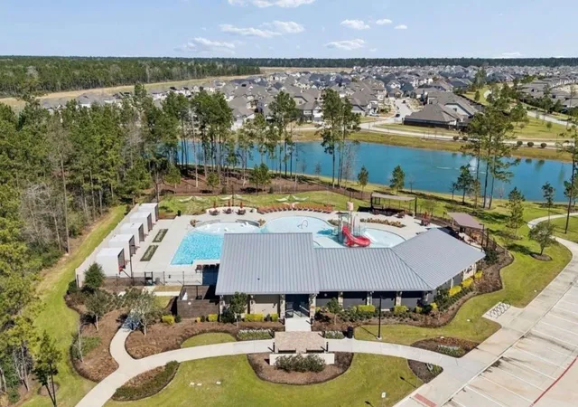 Photo 3 of Sale Pending at 16007 Tangled Vine Ln, Conroe, TX 77302 | MLS# 2252216 | Listing updated on 2026-09-17