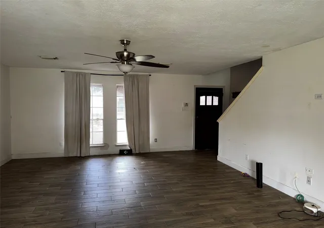 2nd image of 303 Cypress Ln, La Porte, TX 77571 | MLS# 70882487