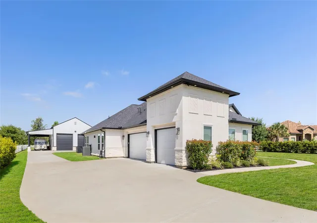 Photo 2 of Single family home for sale at 8798 Grand Lake Ests Dr, Montgomery, TX 77316 | MLS# 44846666 | Listing updated on 2026-09-14