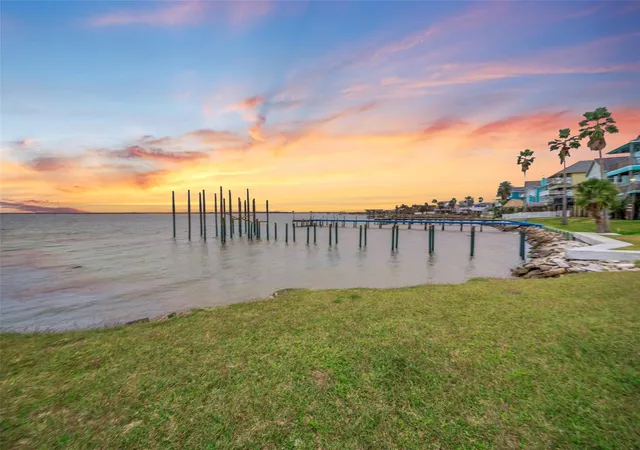 6th image of 1220 Aqua Way Dr, Dickinson, TX 77539 | MLS# 50589210