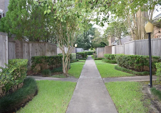 Listing Photo 5 - Condo for sale in building located at 13776 Hollowgreen Dr, Houston, TX 77082 - Unit #407