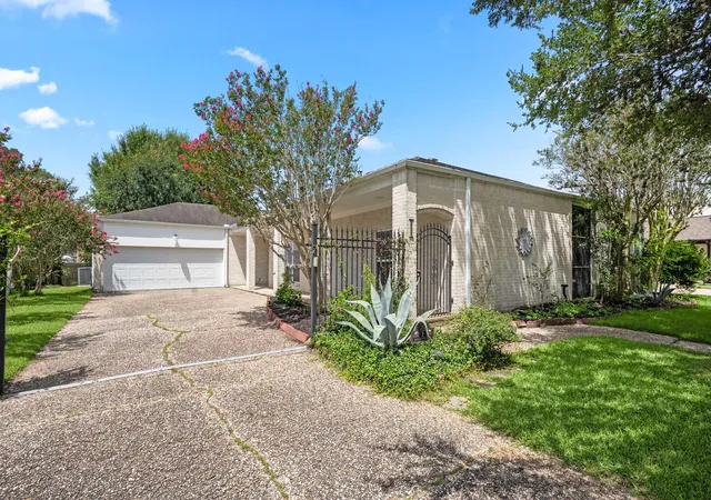 Photo 3 of Single family home for sale at 1 Wellington Ln, Sugar Land, TX 77478 | MLS# 83572042 | Listing updated on 2026-09-20