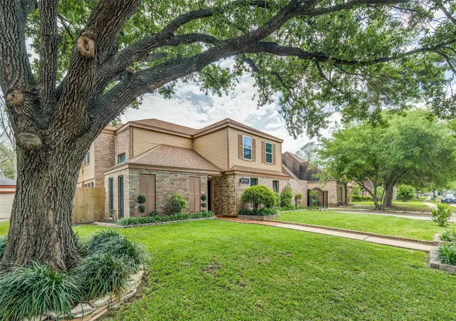 Photo 2 of Single family home for sale at 7231 Granvia Dr, Houston, TX 77083 | MLS# 92932060 | Listing updated on 2026-04-18
