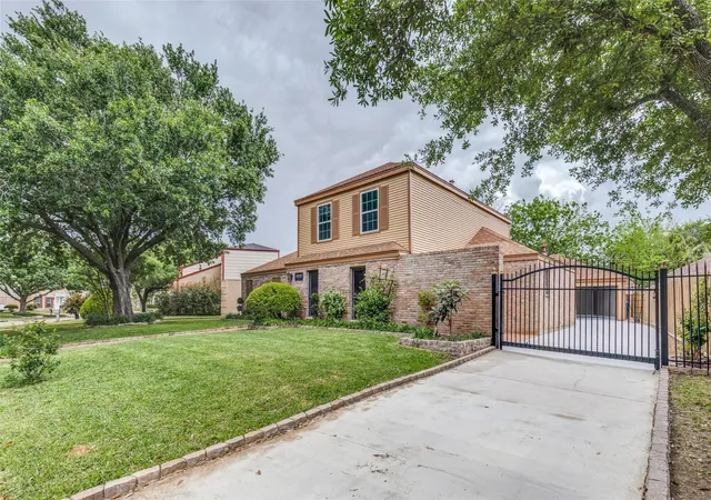 Photo 3 of Single family home for sale at 7231 Granvia Dr, Houston, TX 77083 | MLS# 92932060 | Listing updated on 2026-04-18