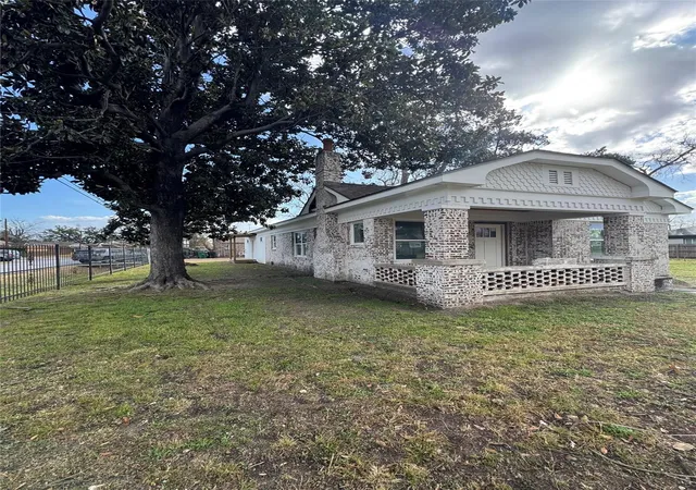 Photo 2 of Single family home for sale at 1208 Caplin St, Houston, TX 77022 | MLS# 16258597 | Listing updated on 2026-09-17