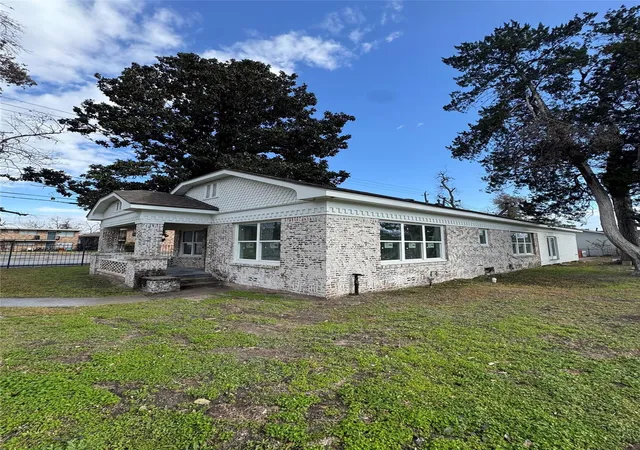Photo 3 of Single family home for sale at 1208 Caplin St, Houston, TX 77022 | MLS# 16258597 | Listing updated on 2026-09-17