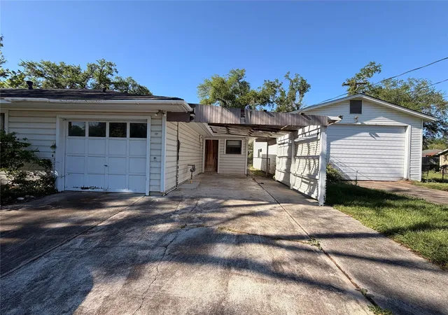 2nd image of 113 Cypress St, Lake Jackson, TX 77566 | MLS# 7345218