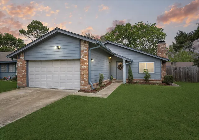 Homes for sale in Friendswood, TX | 16931 Creek Line Dr, Friendswood, TX 77546 | MLS# 32945267