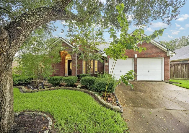 Photo 1 of Single family home for sale at 6607 Springcrest Dr, Sugar Land, TX 77479 | MLS# 20018419 | Listing updated on 2026-09-27