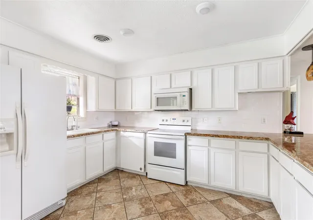 5th image of 406 Kickapoo Dr, Livingston, TX 77351 | MLS# 32469917