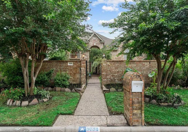 Photo 2 of Single family home for sale at 5038 Huntwick Parc Ct, Houston, TX 77069 | MLS# 96036796 | Listing updated on 2026-09-20