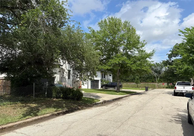 3rd image of 4304 Holt, Bellaire, TX 77401 | MLS# 10705517