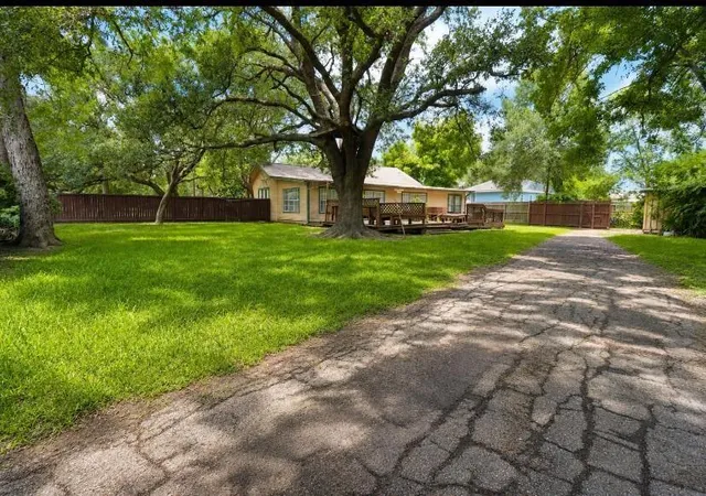 Photo 1 of Single family home for sale at 315 S Johnson St, Alvin, TX 77511 | MLS# 37378416 | Listing updated on 2026-08-30