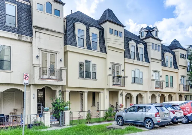 Photo 3 of Sale Pending at 2308 Couch St, Houston, TX 77008 | MLS# 16901459 | Listing updated on 2026-09-16