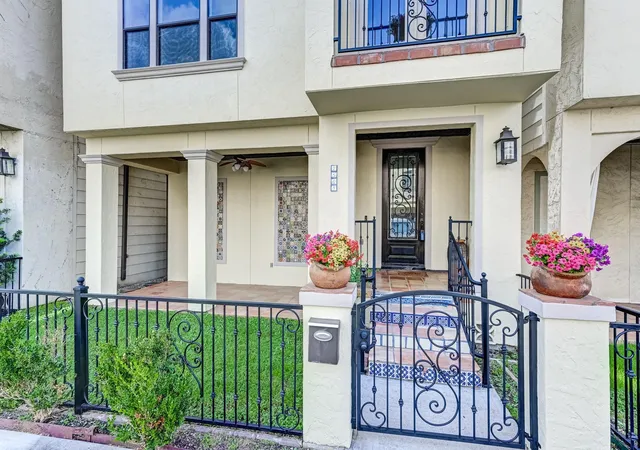 Photo 3 of Sale Pending at 2308 Couch St, Houston, TX 77008 | MLS# 16901459 | Listing updated on 2026-09-16