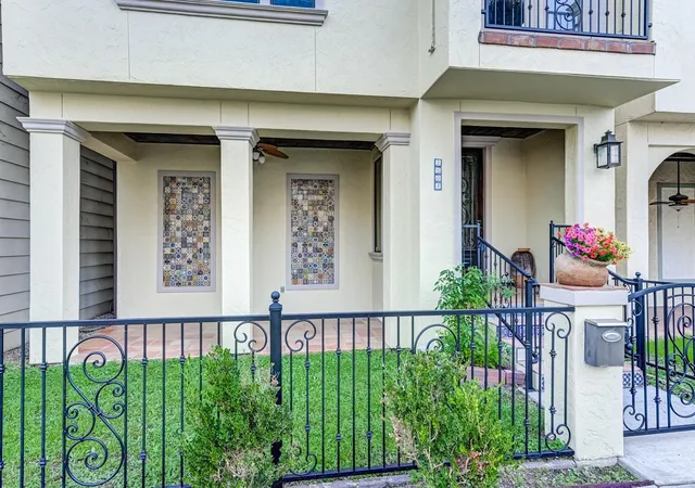 Photo 4 of Sale Pending at 2308 Couch St, Houston, TX 77008 | MLS# 16901459 | Listing updated on 2026-09-16
