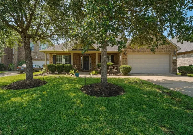 2nd image of 915 Misty Clf, Dickinson, TX 77539 | MLS# 50923436