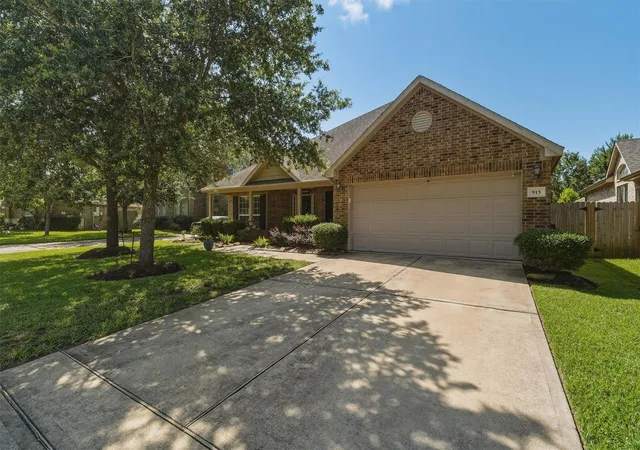 3rd image of 915 Misty Clf, Dickinson, TX 77539 | MLS# 50923436