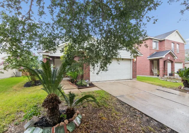 Photo 2 of Sale Pending at 5607 Violet Path Ln, Houston, TX 77085 | MLS# 86825331 | Listing updated on 2026-08-28