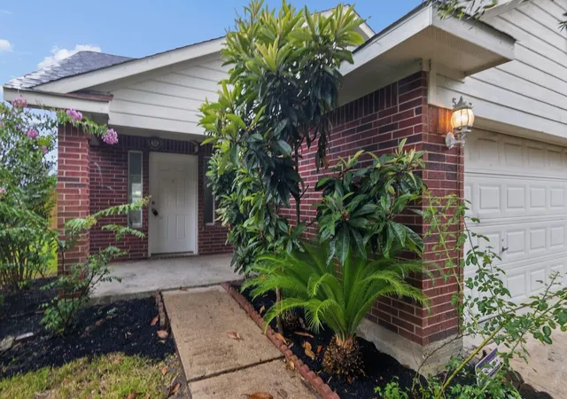 Photo 3 of Sale Pending at 5607 Violet Path Ln, Houston, TX 77085 | MLS# 86825331 | Listing updated on 2026-08-28