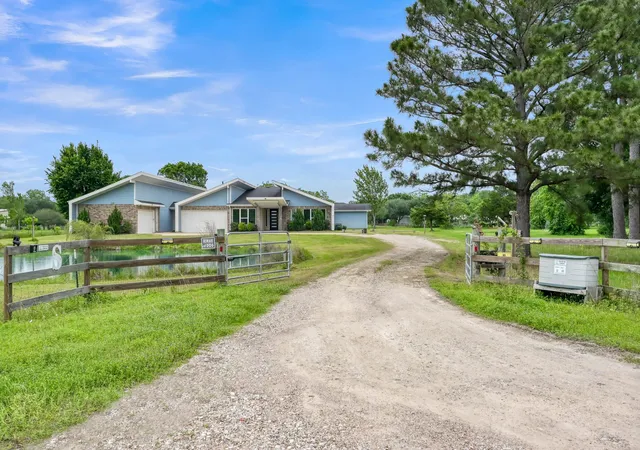 Photo 3 of Single family home for sale at 6309 N Mallard Dr, Fulshear, TX 77441 | MLS# 10715678 | Listing updated on 2026-09-03