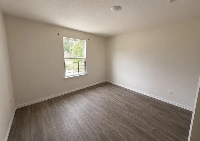 Listing Photo 4 - Condo for sale in building located at 4423 Trigg St, Houston, TX 77093