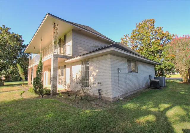2nd image of 2 Elm Pl, Angleton, TX 77515 | MLS# 94253500