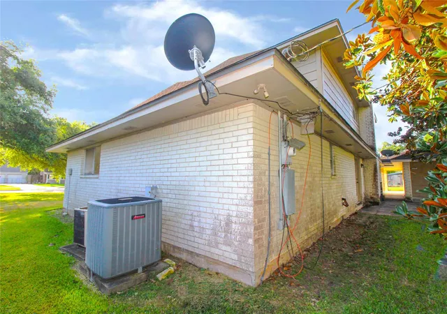 3rd image of 2 Elm Pl, Angleton, TX 77515 | MLS# 94253500