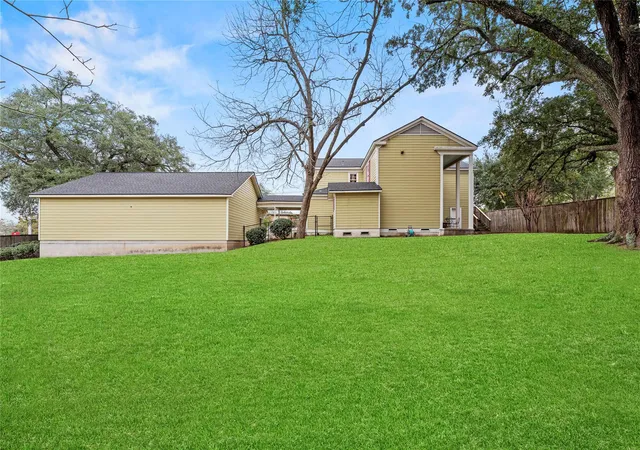 2nd image of 1106 Avenue O, Huntsville, TX 77340 | MLS# 40927928