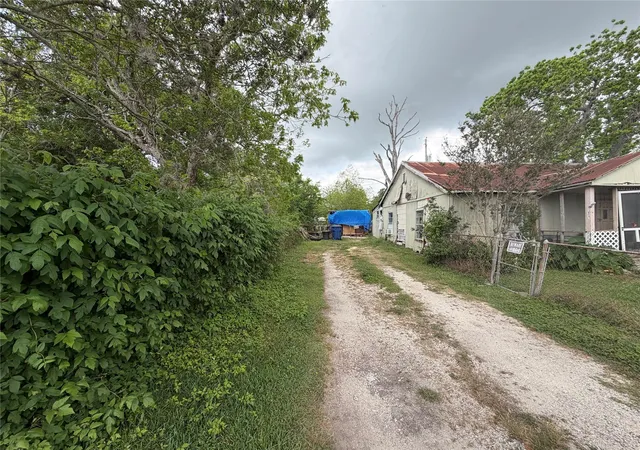 Photo 2 of Single family home for sale at 2212 S Hwy 288b, Angleton, TX 77515 | MLS# 60171700 | Listing updated on 2026-08-04