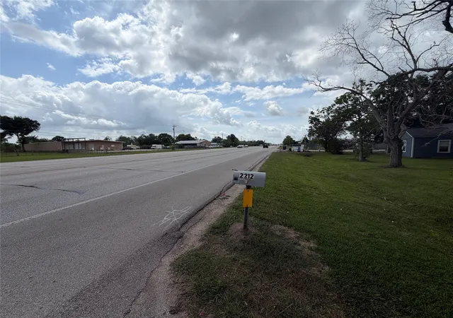 Photo 3 of Single family home for sale at 2212 S Hwy 288b, Angleton, TX 77515 | MLS# 60171700 | Listing updated on 2026-08-04