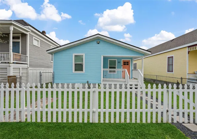 Photo 2 of Single family home for sale at 2811 Ave O 1/2, Galveston, TX 77550 | MLS# 51746096 | Listing updated on 2026-09-01