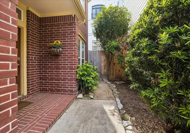 Photo 2 of Townhouse for sale at 1224 Crocker St, Houston, TX 77019 | MLS# 80155044 | Listing updated on 2026-07-15