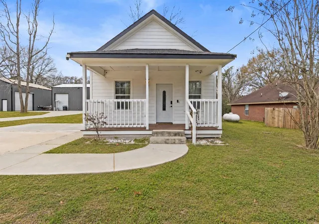 2nd image of 610 S Railroad Ave, Shepherd, TX 77371 | MLS# 26811142