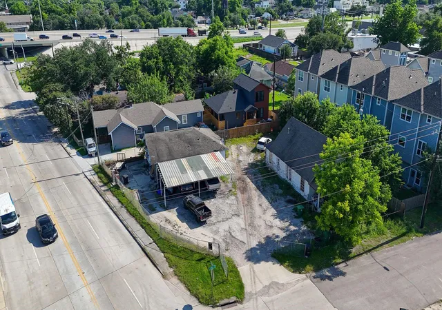 Photo 2 of Multi family home for sale at 707 E 28th Street, Houston, TX 77009 | MLS# 29442996 | Listing updated on 2026-06-13